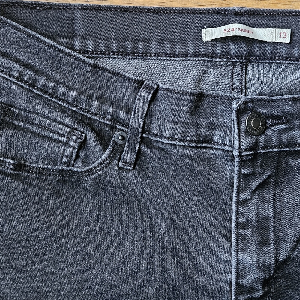 Women's Levi's Jeans in a 524 Skinny fit. Black. 13M 31×32.